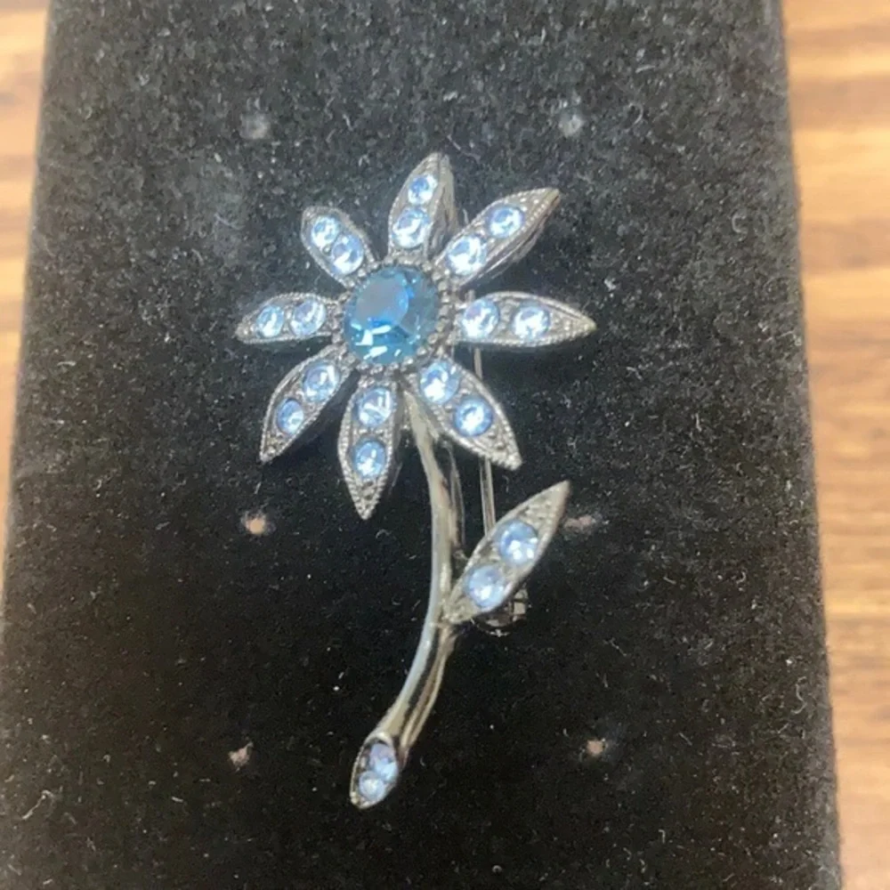 Blue crystal flower pin set in shadow gray